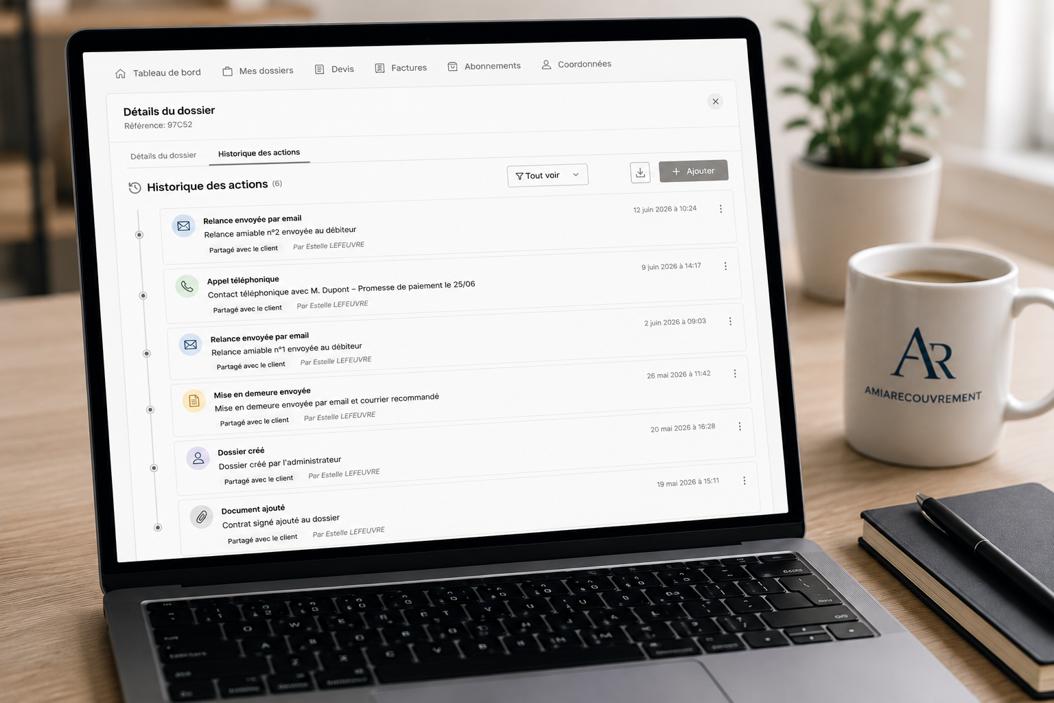 Classeur organisé avec documents et onglets pour un dossier complet